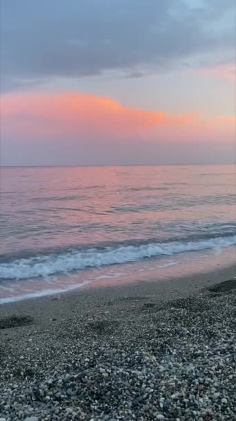 Tramonto Rosa Sulla Spiaggia Del Mar Mediterraneo Video Verticale — Video Stock