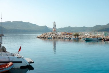 Kas, Türkiye 'deki deniz fenerinin manzarası. Mavi gökyüzü ve deniz
