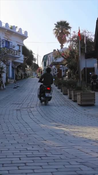 オートバイが走る旧市街の美しい狭い通りの眺め トゥルーアイ 2024 — ストック動画