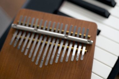 Kahverengi ahşaptan yapılmış bir kalimba müzik aletinin yakın çekimi. 