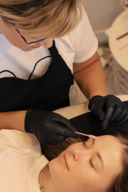 Kalıcı makyaj prosedüründen önce beyaz kalem kullanmakta usta. . 