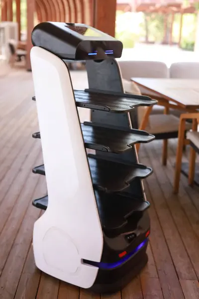 Modern restoranda çalışan robot garson, siparişleri alıyor ve restoranda müşterilere yemek servisi yapıyor.