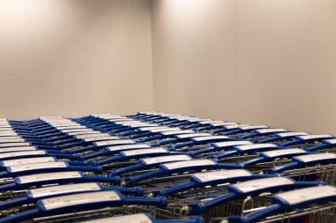 Süpermarkette boş metal alışveriş arabaları. Boşluğu kopyala