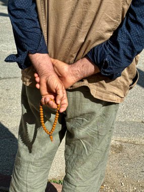 Tespih taşıyan yaşlı bir Türk 'ün elleri. Yüksek kalite fotoğraf