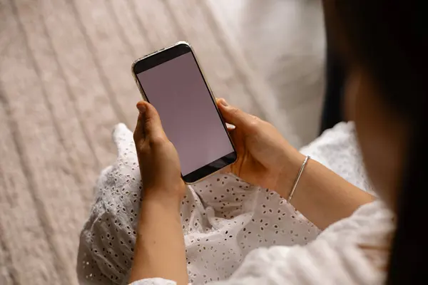 Yong kadınının yakın çekim elleri smartphoe tutuyor, kopyalama uzayı