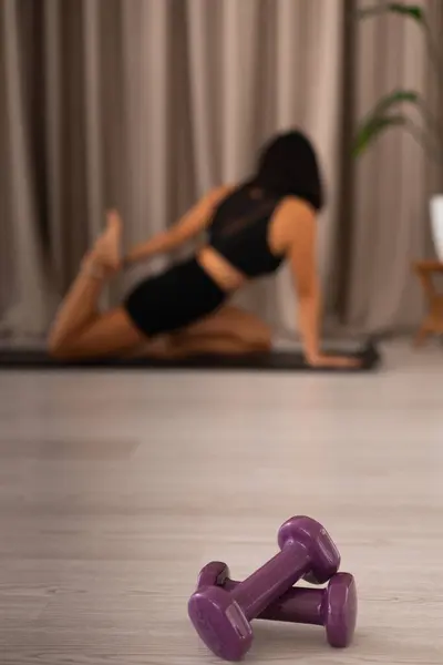 Açık renk spor stüdyosunda bulanık arkaplanlı menekşe dambıllar, spor salonu, spor ve yoga, güzel Koreli kadın konteyneri.