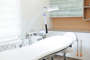 Güzellik atölyesindeki boş kozmetolog dolabı. Koltuk ve kozmetoloji birleşir.