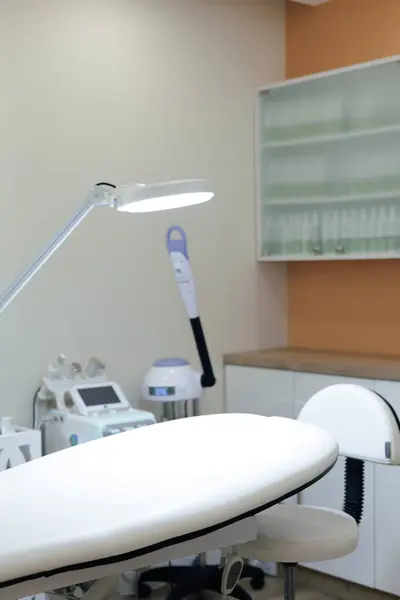 Güzellik atölyesindeki boş kozmetolog dolabı. Koltuk ve kozmetoloji birleşir.