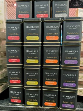 Antalya, Türkiye - 12 Temmuz 2024: Türkiye 'nin ünlü ulusal Türk kahvesi Selamlique seti, hediyelik eşya, hediye ve Türkiye' den.