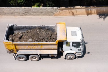 Toprağı olan bir çöp kamyonu yola çıkıyor.. 
