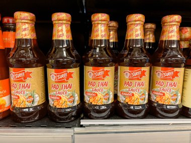 Antalya, Türkiye - 12 Temmuz 2024: Suree pad Thai sosu market raflarında market raflarında