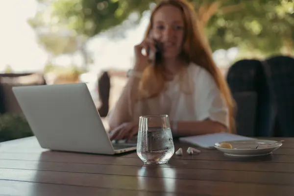 Restoranda kızıl saçlı bir kadın, akıllı telefon ve kafede kahvaltı, uygulama ve dijital menüde kahvesi olan bir kadın. Kız, Türk restoranında e-posta, sohbet ve telefon için gülümseme ve kahve.