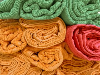Kapalı katlı renkli yüzme veya mutfak havluları, turuncu, yeşil ve pembe renkler