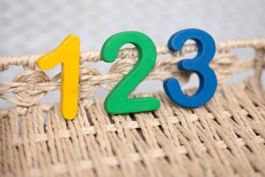 Yakın plan ahşap rakam sarı bir, yeşil iki, mavi üçlü bej rengi bir arka plan, tatil tarihi, yıldönümü, yıldönümü tebrik kartı ve metin alanı için fotokopi alanı