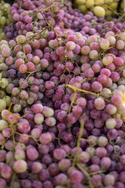 Pazarda ya da pazarda satılan mor ve yeşil üzümler. Yaz mevsimi sağlıklı meyveler. Taze, olgun ve sulu meyveler, arka plan