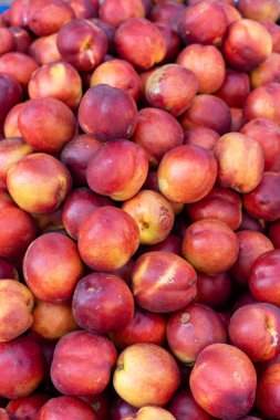 Türkiye pazarındaki bir tezgahta sulu taze nektarin yaz mevsimi sağlıklı meyveler, bulanık arka plan