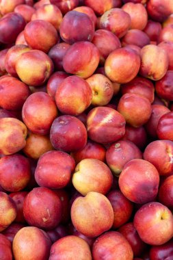 Türkiye pazarındaki bir tezgahta sulu taze nektarin yaz mevsimi sağlıklı meyveler, bulanık arka plan