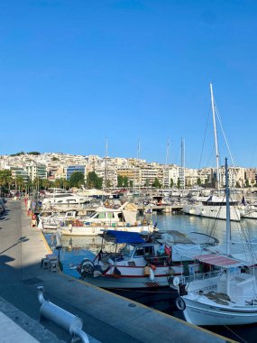 Atina, Yunanistan - Ağustos 2021: Atina 'daki Mikrolimano marinasındaki balıkçı tekneleri ve tekneleri