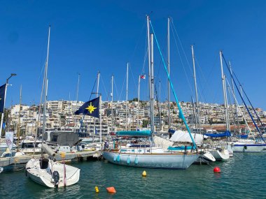 Atina, Yunanistan - Ağustos 2021: Atina 'daki Mikrolimano marinasındaki balıkçı tekneleri ve tekneleri