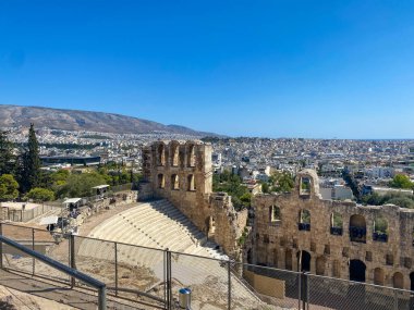 Akropolis 'in Herodes Atticus Tiyatrosu' nun Odeon 'u, Dionysos Tiyatrosu' nun Antik kalıntıları, Atina, Yunanistan, yaz, üst manzara