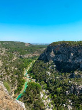 Yeşil kanyon, nehir ve dağların havadan görünüşü yemyeşil yapraklar, açık mavi yaz gökyüzü, Antalya, Türkiye