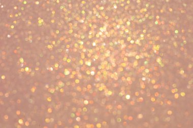 Soyut ışıltılı ışıklar altın ve beyaz arkaplanlı, odaklanmamış, bokeh. Noel ya da Yeni Yıl Festivali ışıl ışıl arka plan, kış tatili kartı kavramı