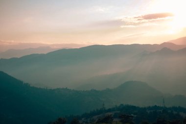 Bir dağın tepesinden Smoky Sunset Manzarası, akşam günbatımında, sisli vadinin görkemli yaz manzarası. Güzel ton perspektifi, Antalya, Türkiye