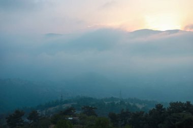 Bir dağın tepesinden Smoky Sunset Manzarası, akşam günbatımında, sisli vadinin görkemli yaz manzarası. Güzel ton perspektifi, Antalya, Türkiye