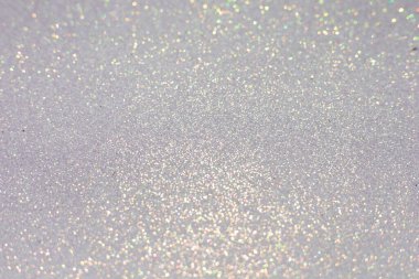 Soyut parıltılı ışıklar desenli gümüş, gri ve beyaz arkaplan odaksız, bokeh. Noel ya da Yeni Yıl Festivali ışıl ışıl arka plan, kış tatili kartı kavramı