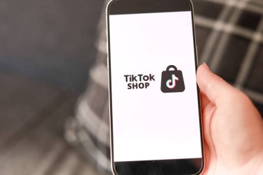 Antalya, Türkiye - 16.08.2024 - Tik Tok mobil uygulamalı akıllı telefon çevrimiçi alışveriş için ekranda