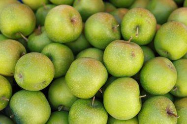 Markette ya da pazarda taze taze elmalar, yaz mevsimi sağlıklı meyveler, bulanık arka plan.