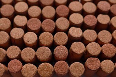 Şarap mantarları arka planda, şarap yapımı şarap küresi, üretim ve satışlar için şık bir kart