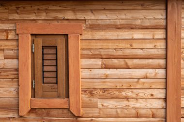 Yatay doğal kahverengi tahta duvar arka plan ya da duvar kağıdı resmi olarak küçük modern pencere, kırsal ülke dokusu, kopyalama alanı