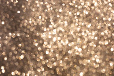 Soyut ışıltılı ışıklar, altın ve beyaz desenli arka plan, odaklanmamış, bokeh. Noel ya da Yeni Yıl Festivali ışıl ışıl arka plan, kış tatili kartı kavramı