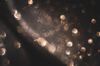Soyut parıltılı ışıklar koyu gümüş, gri ve beyaz renkli arka plan, odaklanmamış, bokeh. Noel ya da Yeni Yıl Festivali ışıl ışıl arka plan, kış tatili kartı kavramı