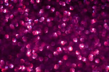 Soyut ışıltılı ışıklar desenli menekşe ya da mor ve beyaz arka plan, odaklanmamış, bokeh. Noel ya da Yeni Yıl Festivali ışıl ışıl arka plan, kış tatili kartı kavramı