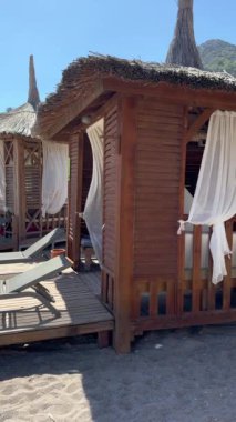 Sahil beldesinde kumla çevrili güzel ahşap kabinler var. Rahatlamak için mükemmel. Rahat koltuklar ve hafif okyanus meltemleriyle huzurlu atmosferin tadını çıkarın..