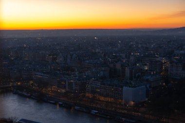 Paris geceleri, Fransa. Gün batımı ve renkli gökyüzü. Eyfel Kulesi 'nin tepesinden görüntü. Yüksek kalite fotoğraf