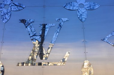 Paris, Fransa - 13 Ocak 2024: Amblem ve Fransa 'nın başkenti Paris' te Louis Vuitton sandığı olarak dekore edilmiş bir binanın dışı. Yüksek kalite fotoğraf