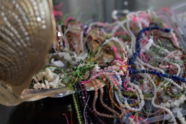 Kireç terapisi. Parlak renkli doğal boncuklar ve iplikler el yapımı bir kasede düzenlenir. Bu canlı koleksiyon, yerel işçiliği ve yaratıcılığı yansıtan çeşitli tasarımlar sergiliyor.. 