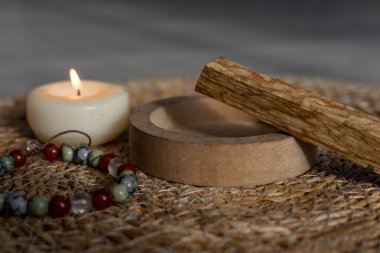 Aromaterapi için Palo Santo ve doğal boncuklu bilezik. Doğal malzemelerden yapılmış nötr renkli bir yemek. Sıcak dokular ve toprak renkleri barışçıl ve davetkar bir atmosfer yaratıyor.. 