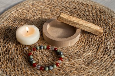 Aromaterapi için Palo Santo ve doğal boncuklu bilezik. Doğal malzemelerden yapılmış nötr renkli bir yemek. Sıcak dokular ve toprak renkleri barışçıl ve davetkar bir atmosfer yaratıyor.. 