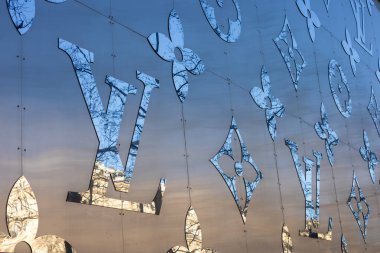 Paris, Fransa - 12 Ocak 2025:::: Fransa 'nın başkenti Paris' te Louis Vuitton sandığı olarak dekore edilmiş bir binanın dış kısmı ve amblemi. Yüksek kalite fotoğraf