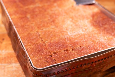 Türk baklavası, Türkiye 'de bir otel veya restoranda ahşap bir masada güzel bir şekilde sunuluyor. Zengin tatlı süslenir ve yanında pudra şekeriyle servis edilir..