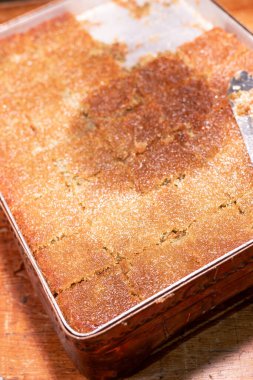 Türk baklavası, Türkiye 'de bir otel veya restoranda ahşap bir masada güzel bir şekilde sunuluyor. Zengin tatlı süslenir ve yanında pudra şekeriyle servis edilir..