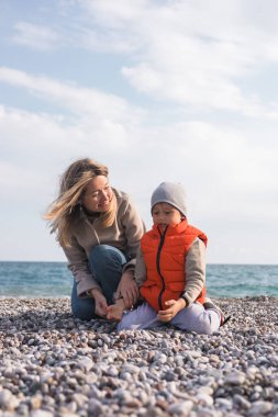 Bir anne ve oğlu kışın kumsalda çakıl taşlı kıyıları keşfediyorlar. Sakin denizi ve bulutlu gökyüzünü izlerken keşif anlarını paylaşıyorlar..