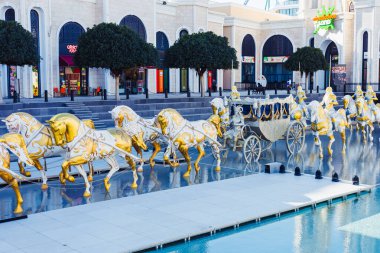 Belek, Antalya, Türkiye - 12 Mart 2025. Belek, Türkiye 'deki Efsaneler Diyarı tema parkı. Havuzu ve at arabası anıtı olan Şato binasına doğru bak.