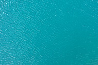 Yumuşak dalgaların doğal arka plan dokusu durgun bir deniz ya da okyanusun altında berrak mavi sularda şekillenir.