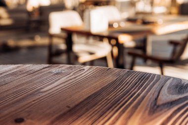 Boş ahşap masa ve güneşli restoran veya kahve dükkanı önündeki bulanık arkaplan ürün veya montaj için, metin için kopyalama alanı