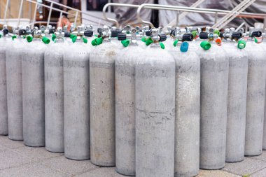 Bir marinada birkaç gri dalış tankı, dalış gezileri için kullanılmayı bekliyor. Türkiye 'de turistler için geziler